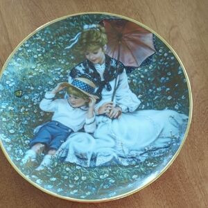 Elegant Mother and Child Ceramic Plate